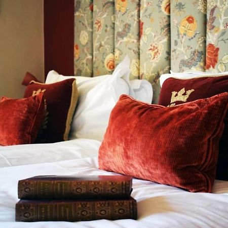Windsor Pensión Bath Exterior foto A bed with cushions