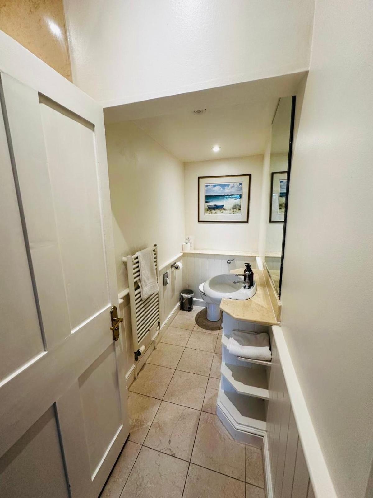Windsor Pensión Bath Habitación foto A typical bathroom