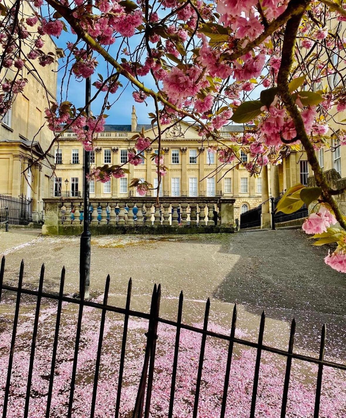Windsor Pensión Bath Exterior foto The Royal Society, London