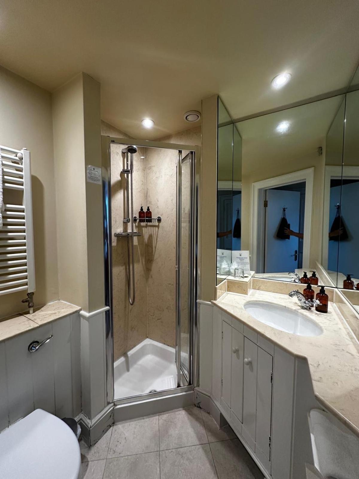Windsor Pensión Bath Exterior foto A shower cubicle