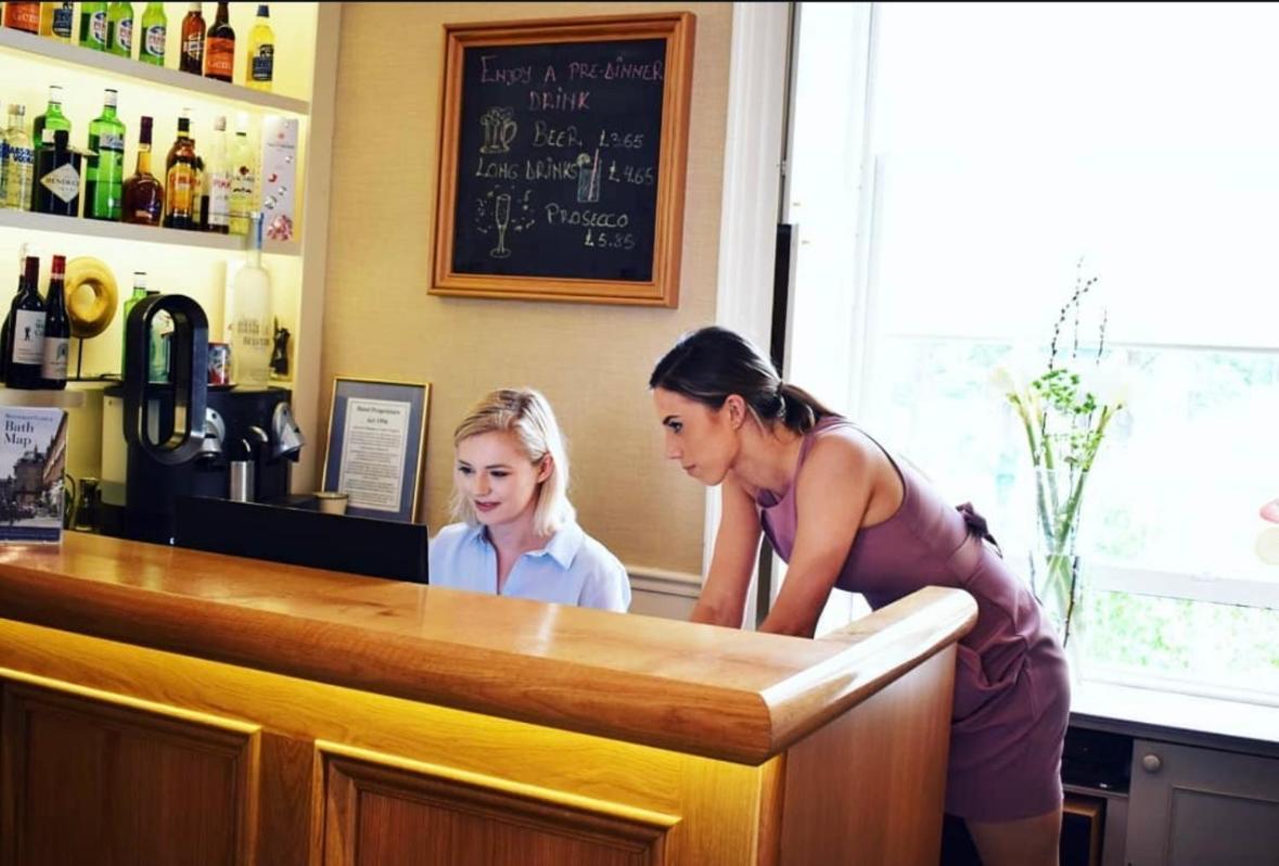 Windsor Pensión Bath Exterior foto A hotel receptionist